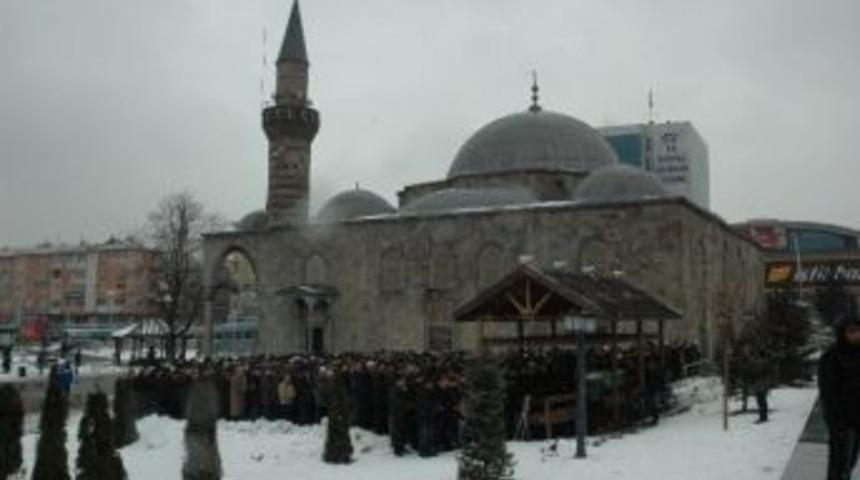 Babasının Cenaze Namazını Kıldırdı