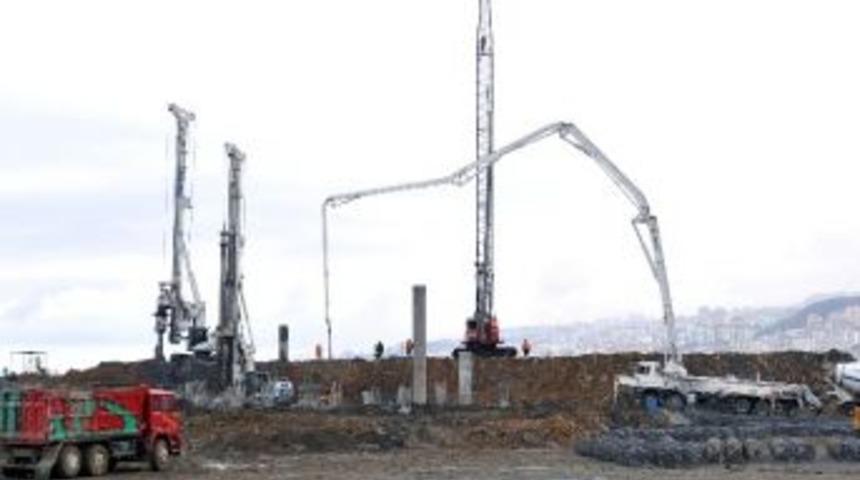 Başkan G&uuml;mr&uuml;k&ccedil;&uuml;oğlu Akyazı Spor Kompleksi İnşaatında İncelemelerde Bulundu