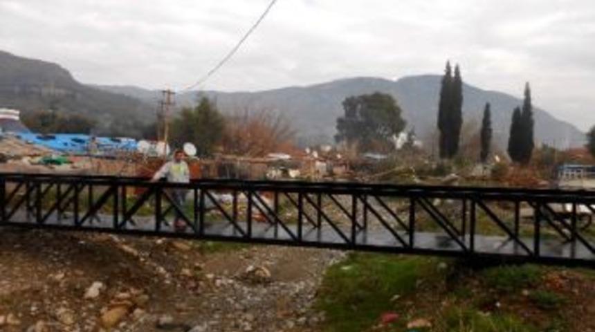 S&ouml;ke&rsquo;de &Ccedil;ay İ&ccedil;i Parakendelerine &Uuml;&ccedil; Adet Yaya K&ouml;pr&uuml;s&uuml;