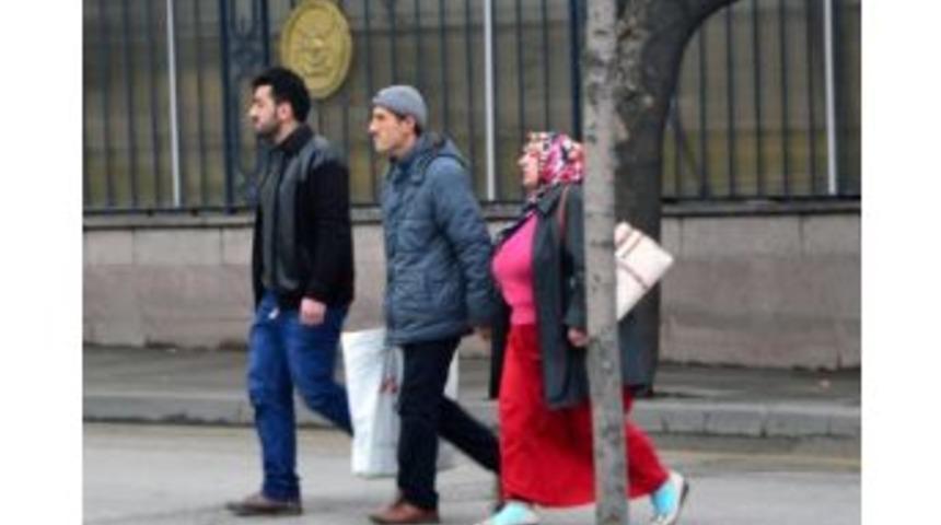 Tbmm &Ouml;n&uuml;ne Gelen 3 Kişi Kendini Yakmaya &Ccedil;alıştı