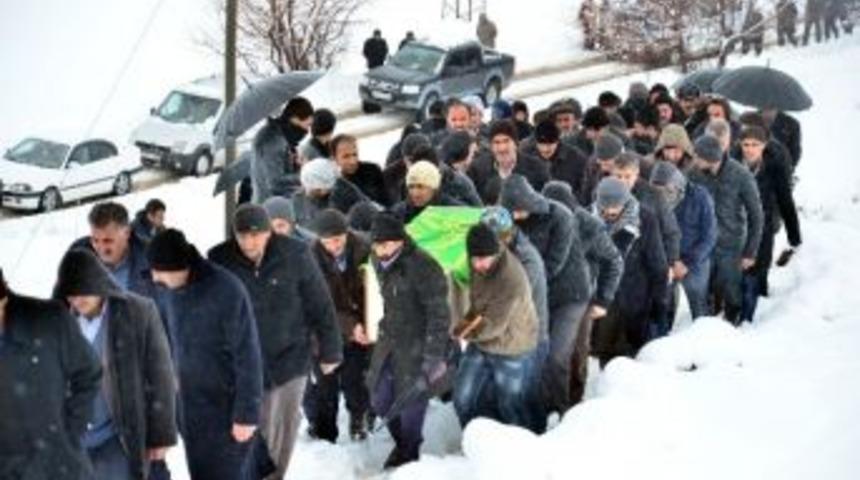 Ankara'ya Tedavi Olmaya Giderken, Sivas'taki Otob&uuml;s Kazasında Hayatını Kaybetti