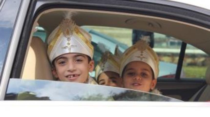 Hayırseverler Tarafından Yurtta Kalan 4 &Ccedil;ocuk S&uuml;nnet Ettirildi