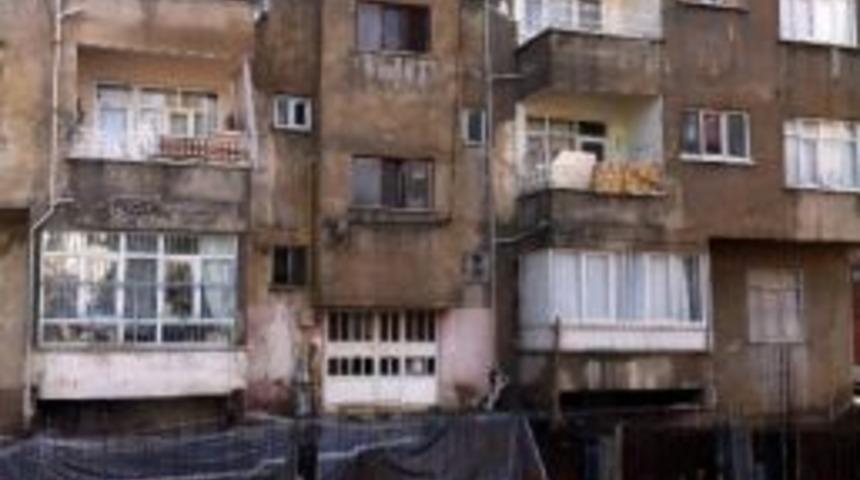 &Ouml;n&uuml;ne Bina Yapılınca Apartmanın Girişi Kapandı