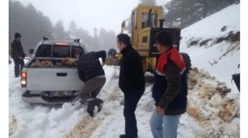 Karda Mahsur Kalan İş&ccedil;ileri Jandarma Kurtardı
