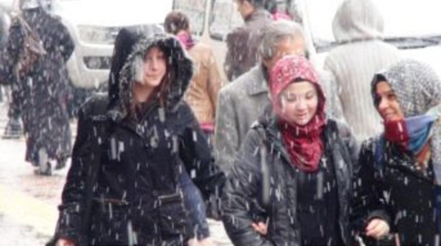 Van&rsquo;da Kar Yağışı