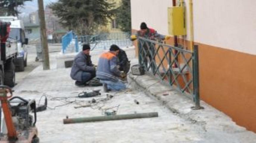 Boz&uuml;y&uuml;k Belediyesi'nin Okullardaki &Ccedil;alışmaları S&uuml;r&uuml;yor