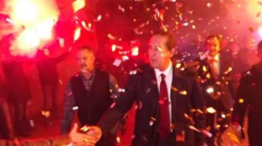 Başkan Adayı Karacan&rsquo;a Meşaleli Ve Konfetili Karşılama