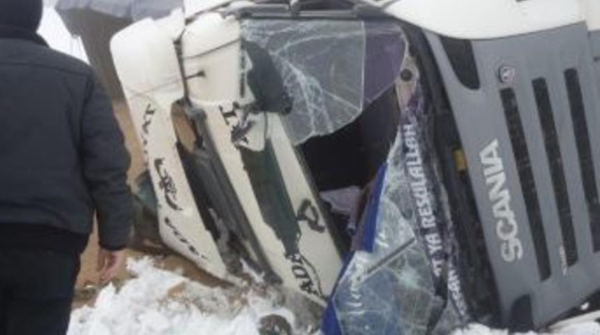 Buğday Y&uuml;kl&uuml; Tır Şarampole U&ccedil;tu