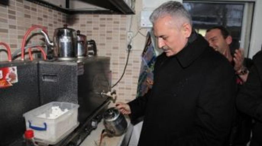 Binali Yıldırım, Ocak Başına Ge&ccedil;ti Gazetecilere &Ccedil;ay İkram Etti