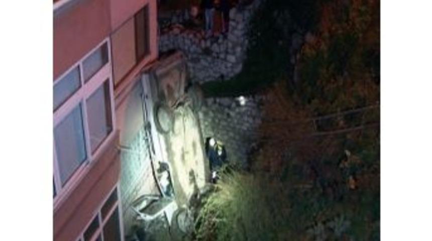 Otomobil, Apartman Bah&ccedil;esine U&ccedil;tu: 4 Yaralı