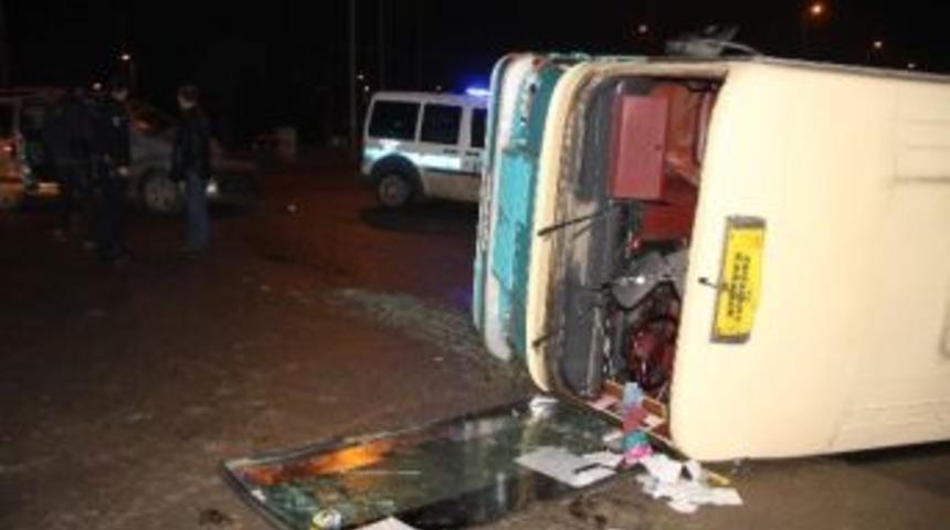 Karab&uuml;k&rsquo;te Yolcu Minib&uuml;s&uuml; İle Otomobil &Ccedil;arpıştı: 4 Yaralı