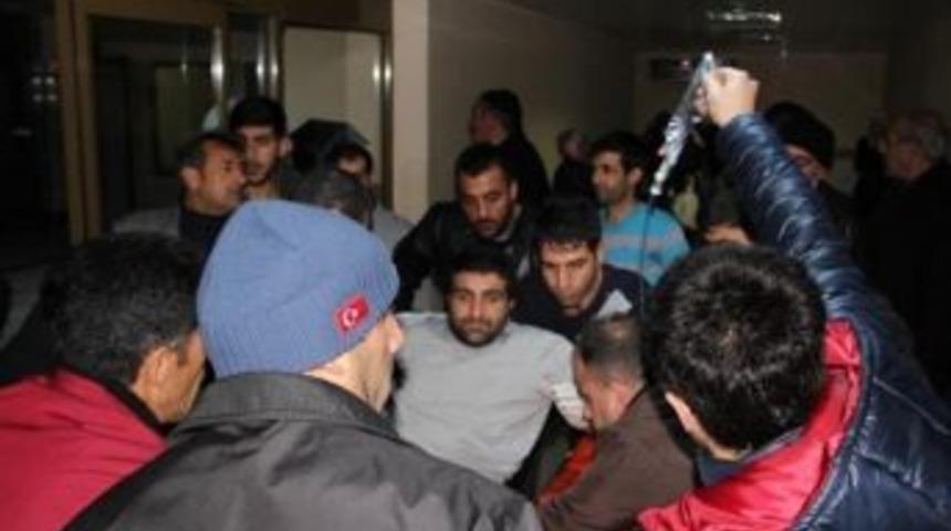 İş&ccedil;i Minib&uuml;s&uuml; İle Kamyon &Ccedil;arpıştı: 14 Yaralı