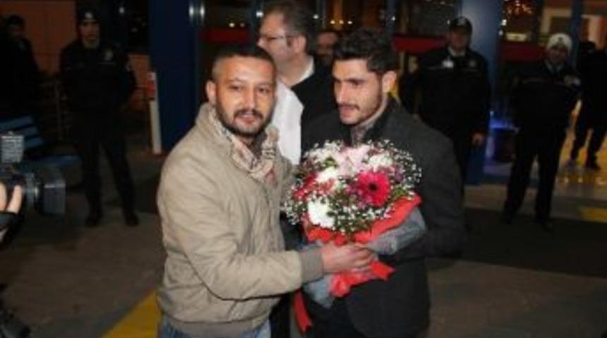 Trabzonspor&rsquo;un Yeni Transferi &Ouml;zer Hurmacı, Davul Ve Zurnayla Karşılandı