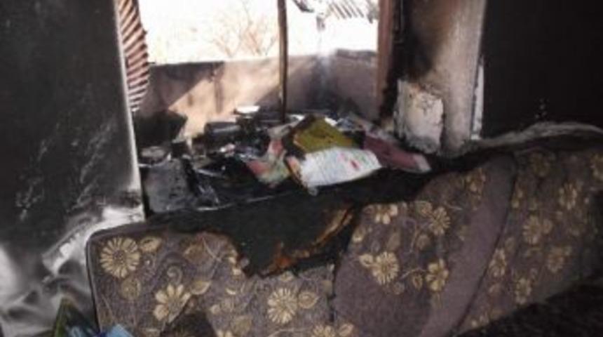 G&uuml;r&uuml;n&rsquo;de &Ccedil;ıkan Yangında Ev Kullanılamaz Hale Geldi