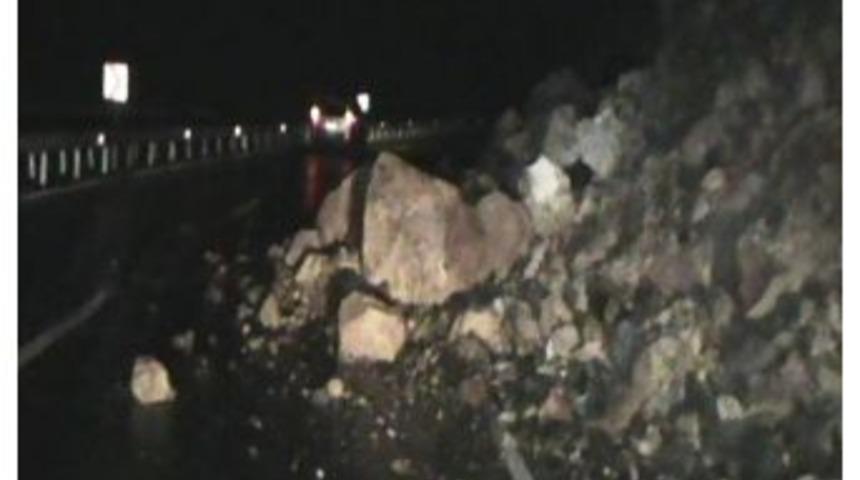 İzmir&rsquo;de Yolda Toprak Kayması