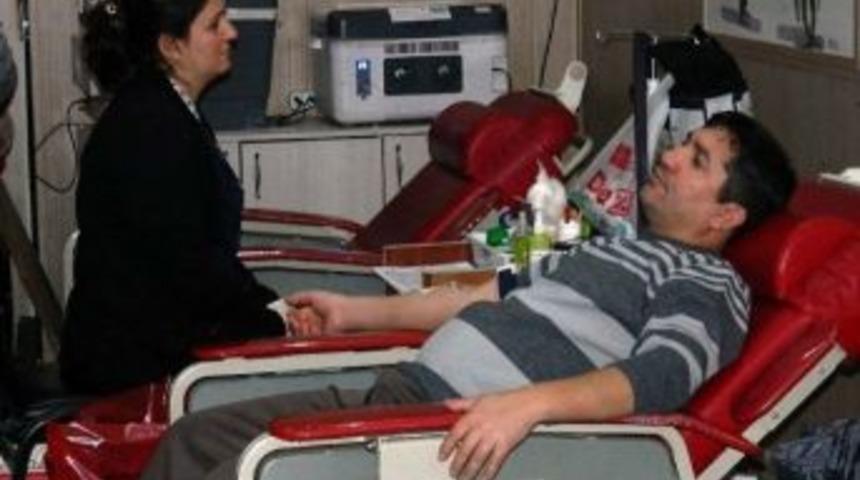 &Ccedil;anlılar Tırda Kan Bağışladılar