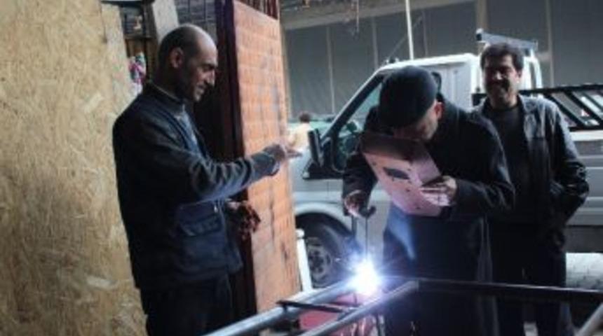 Pekg&uuml;zel, Sanayide Kaynak Yaptı