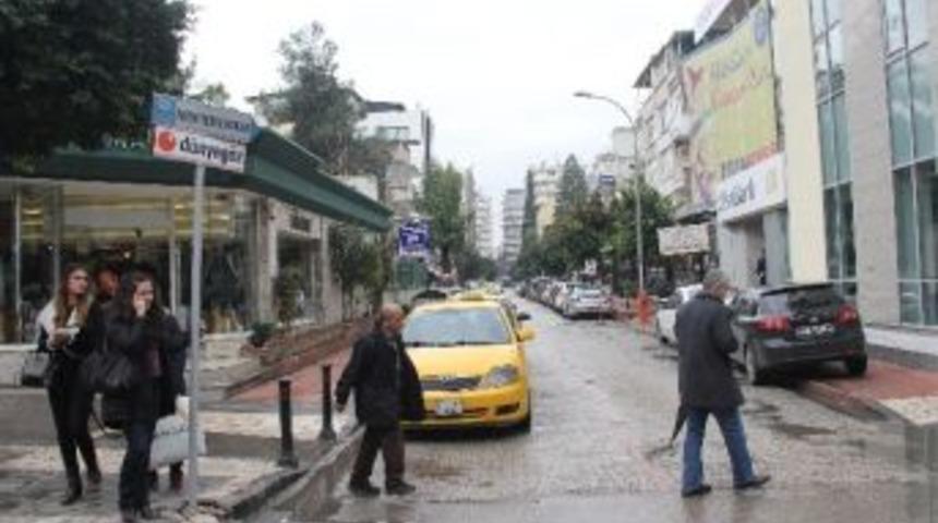 Esnafın "başkan Adayları Fatih Terim Sokağa Giremez" Pankartı Kaldırıldı