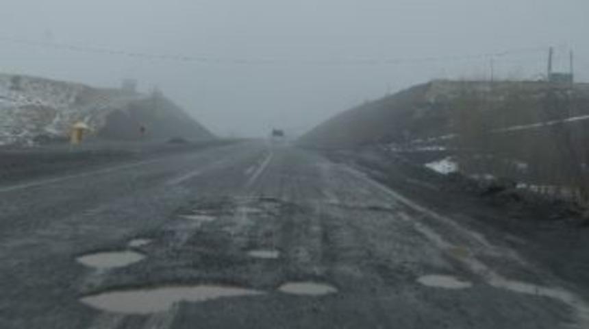 Bing&ouml;l-gen&ccedil; Karayolundaki &Ccedil;ukurlar S&uuml;r&uuml;c&uuml;lerin Tepkisine Neden Oldu