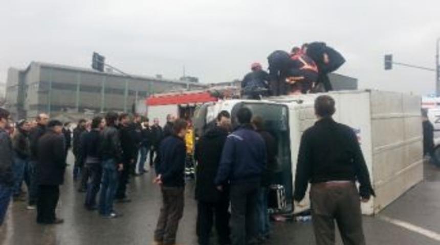 (&ouml;zel Haber) Devrilen Kamyonette Sıkışan S&uuml;r&uuml;c&uuml;y&uuml; İtfaiye Kurtardı