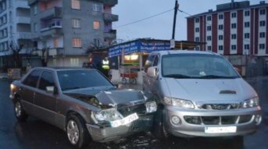 Ara&ccedil;lar Kafa Kafaya &Ccedil;arpıştı: 1 Yaralı
