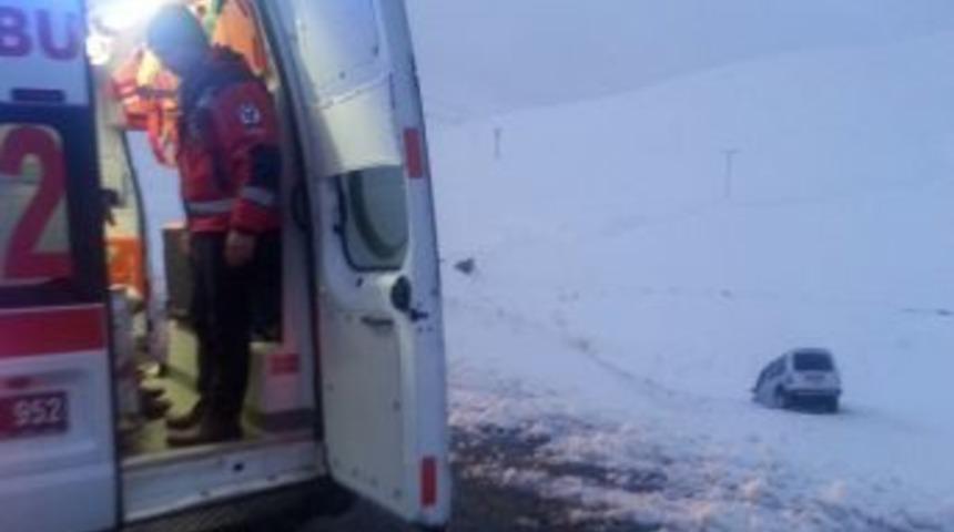 Otomobil Şarampole Yuvarlandı: 3 Yaralı