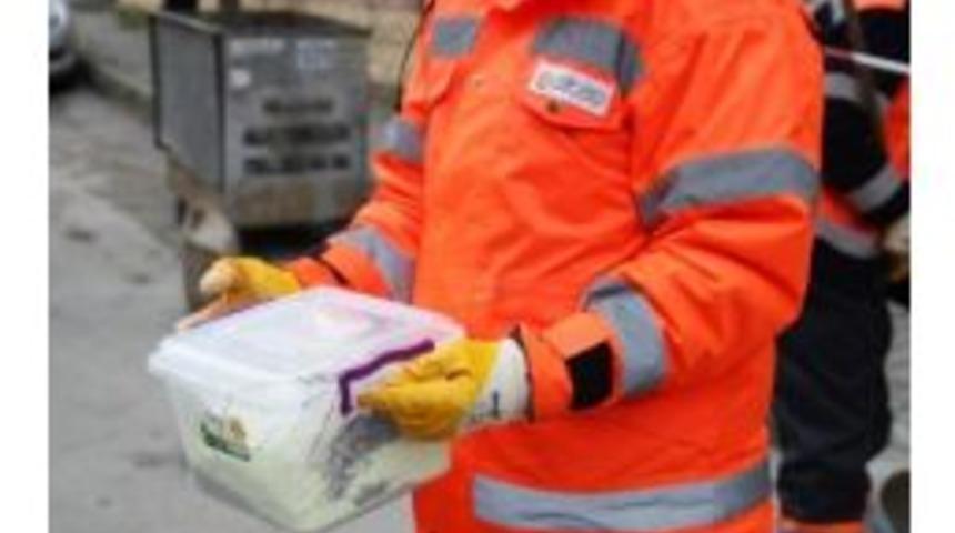 Kartal'da Yola D&ouml;k&uuml;len Cıva Toplandı