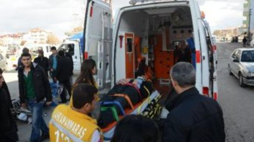 Motosiklet Kamyona &Ccedil;arptı: 2 Yaralı