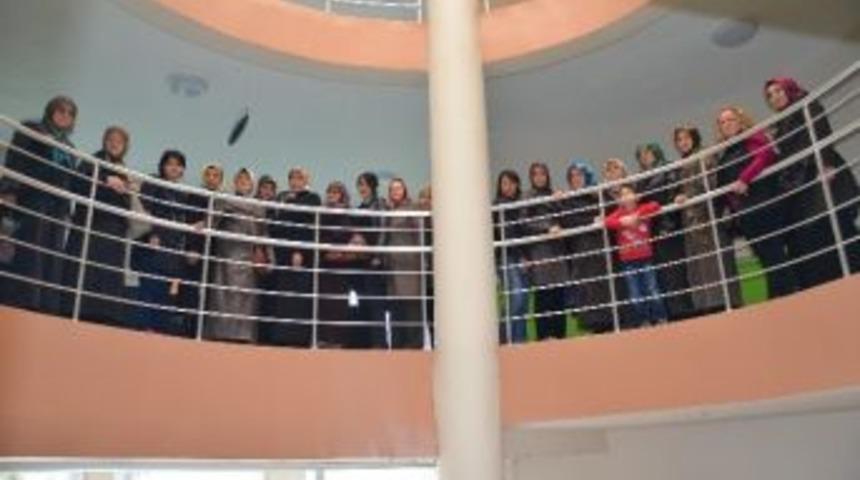 Ak Kadınlardan Huzurevine &Ccedil;ıkartma