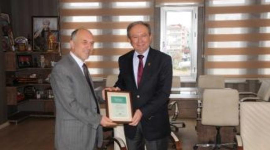 Tema'dan Başkan Burma'ya Plaket