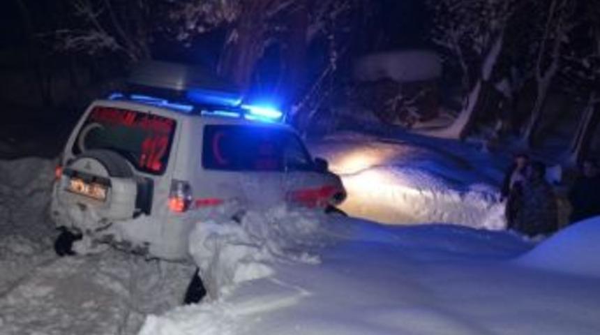 Yolu Kapanan K&ouml;yde Hasta Kurtarma Operasyonu