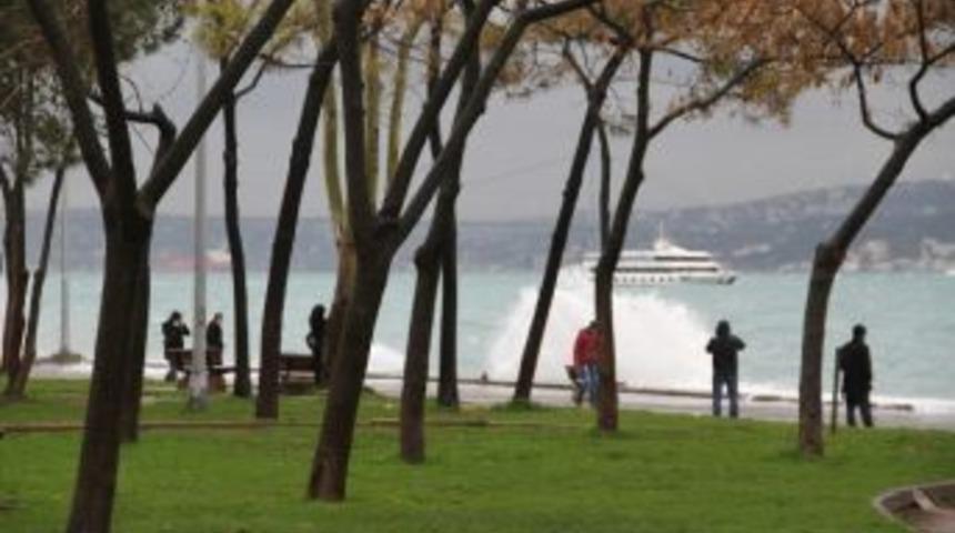 Lodos Nedeniyle Boğaz&rsquo;da Dev Dalgalar Oluştu