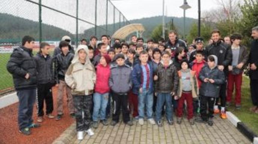 Ümraniyeli Çocuklardan Beşiktaşlı Futbolculara Ziyaret