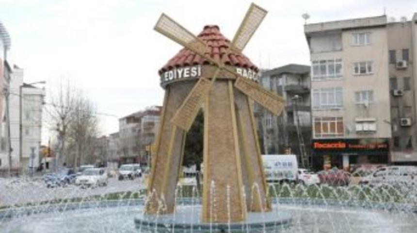 Bağcılar&rsquo;a Yel Değirmenli S&uuml;s Havuzu