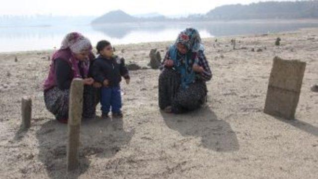 58 Yıl Sonra Ortaya Çıkan Atalarının Mezarını Ziyaret Ettiler