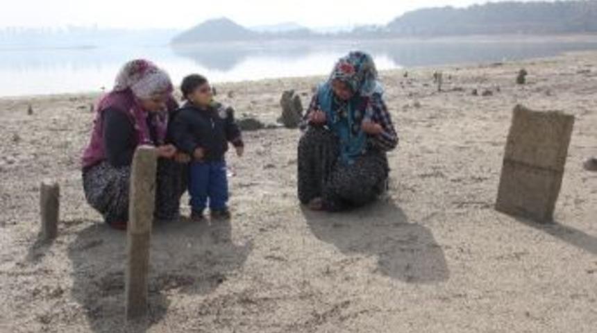 58 Yıl Sonra Ortaya &Ccedil;ıkan Atalarının Mezarını Ziyaret Ettiler