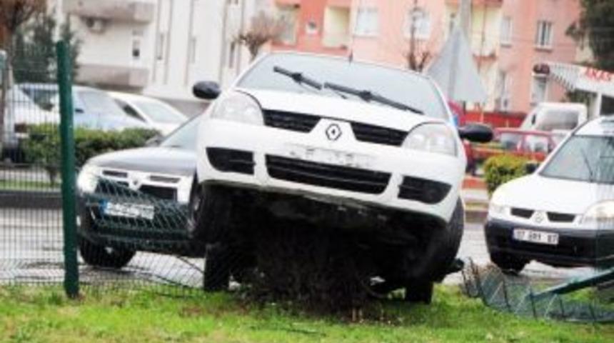 Otomobil Ağa&ccedil; K&uuml;t&uuml;ğ&uuml;nde Asılı Kaldı