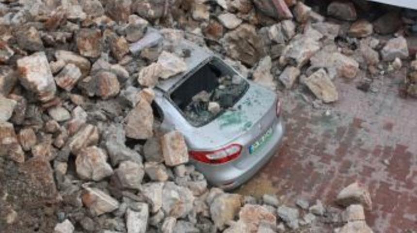 Elazığ&rsquo;da Bir Sitenin Duvarı &Ccedil;&ouml;kt&uuml;