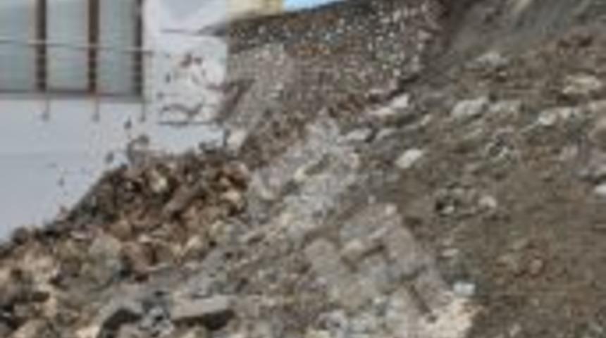 Duvar &Ccedil;&ouml;kt&uuml; Bir Ara&ccedil; G&ouml;c&uuml;k Altında Kaldı