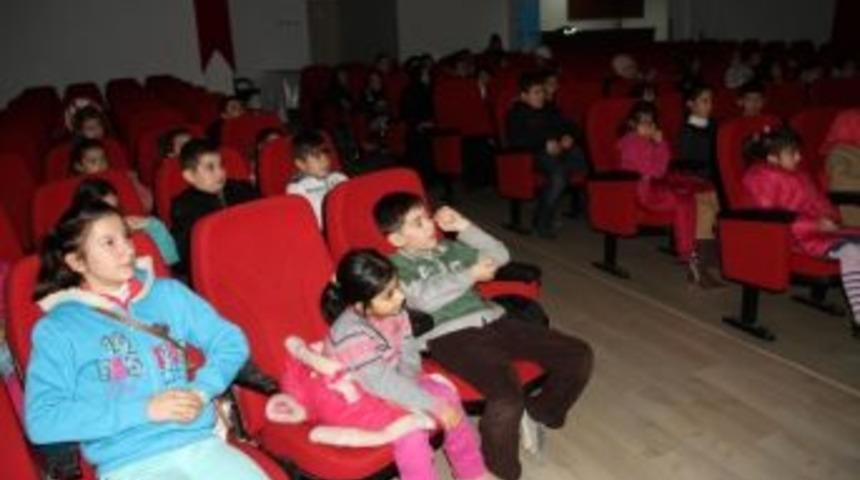 Akyazı&rsquo;da Yarıyıl Tatilinde Animasyon Film Keyfi S&uuml;r&uuml;yor