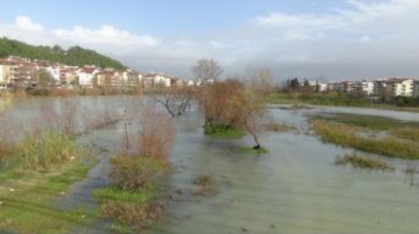 Antalya'da İşyerleri Sular Altında Kaldı