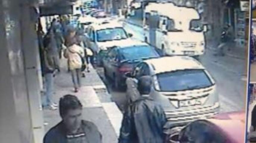 (&ouml;zel Haber) Edremit&rsquo;te İlgin&ccedil; Kaza G&uuml;venlik Kamerasına B&ouml;yle Yansıdı