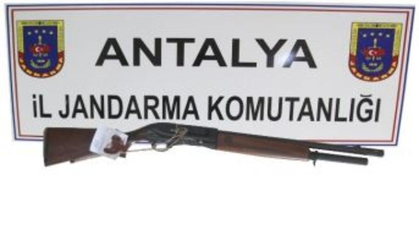 Antalya'da Bir Kişi D&ouml;rt Arkadaşını T&uuml;fekle Yaraladı