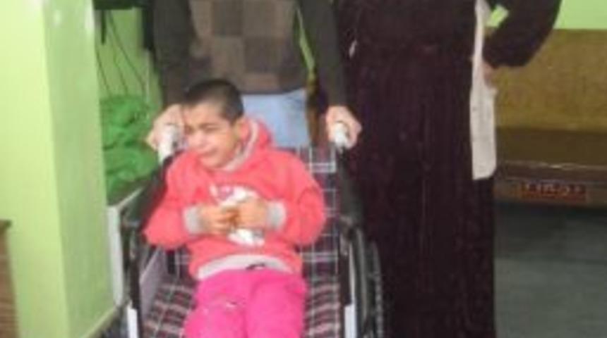 Annesine Aldığı Tekerlekli Sandalyeyi 6 Yaşındaki Fel&ccedil;li Kıza Hediye Etti