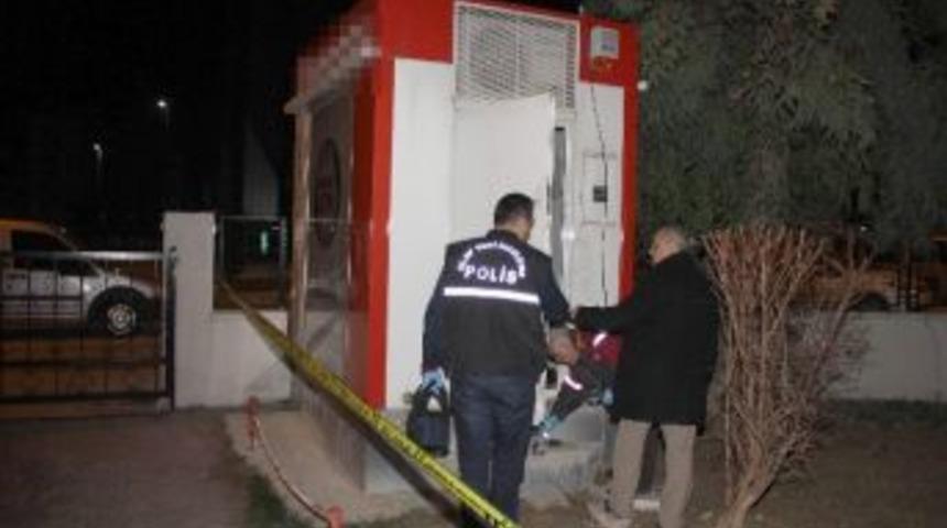 Polislerin Oturduğu Sitenin Bah&ccedil;esindeki Atm'yi Soymaya Kalkan 5 Kişi Yakalandı