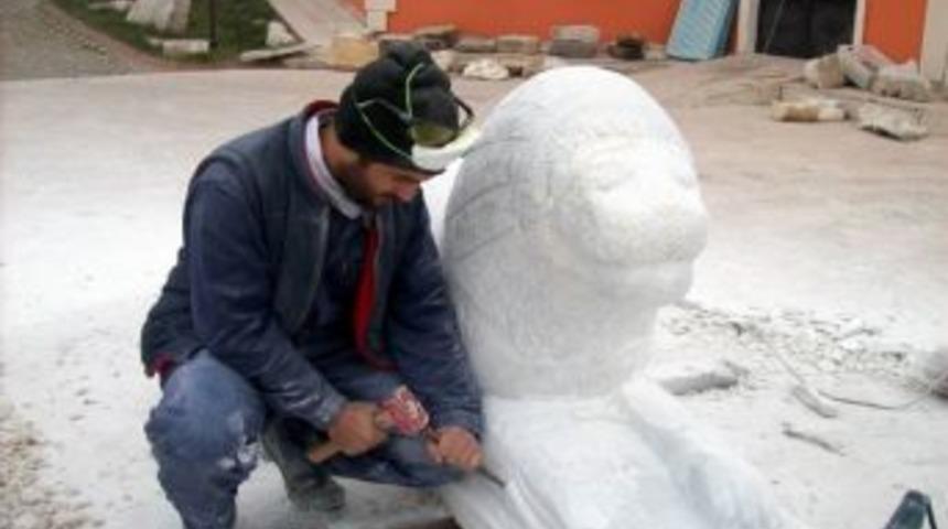 K&ouml;ye Selin Getirdiği Tarihi Aslan Heykeli M&uuml;zeye Kaldırıldı