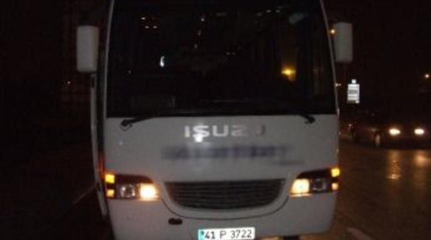 Kocaeli'de Aşırı S&uuml;rat Kaza Getirdi: 2 Yaralı