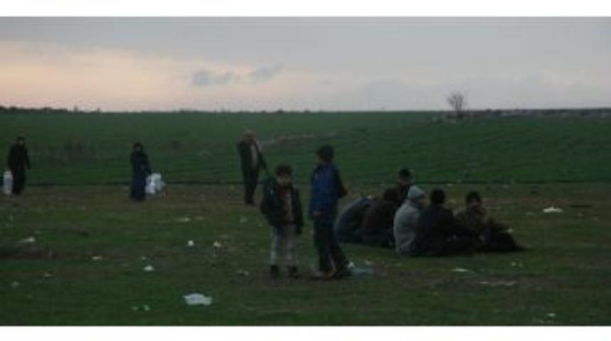 T&uuml;rkmenler Akın Akın Sınıra Geliyor