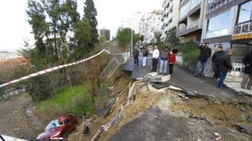 İzmir'deki Heyelanın Ardından Başkan Tartan Olay Yerinde