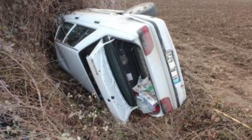 Yoldan &Ccedil;ıkan Otomobil Tarlaya U&ccedil;tu
